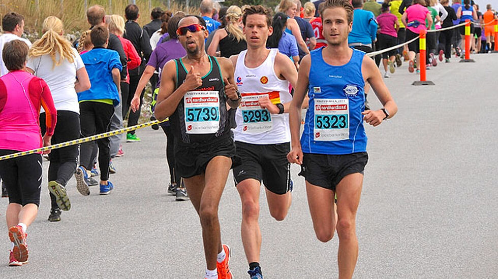 10 km: Ledertrioen møter middelsløperne på vei ut fra start mens de er kommet litt lengre ut i løpet. (Foto: Jørgen Pettersen)