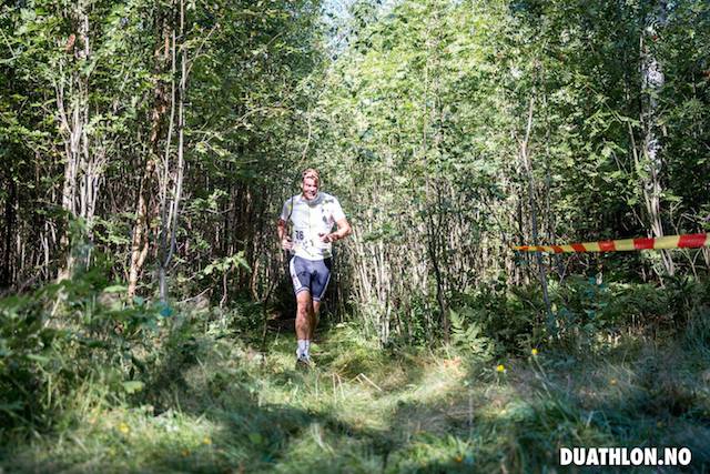 Magnus Krossby i farta gjennom skogen.jpg
