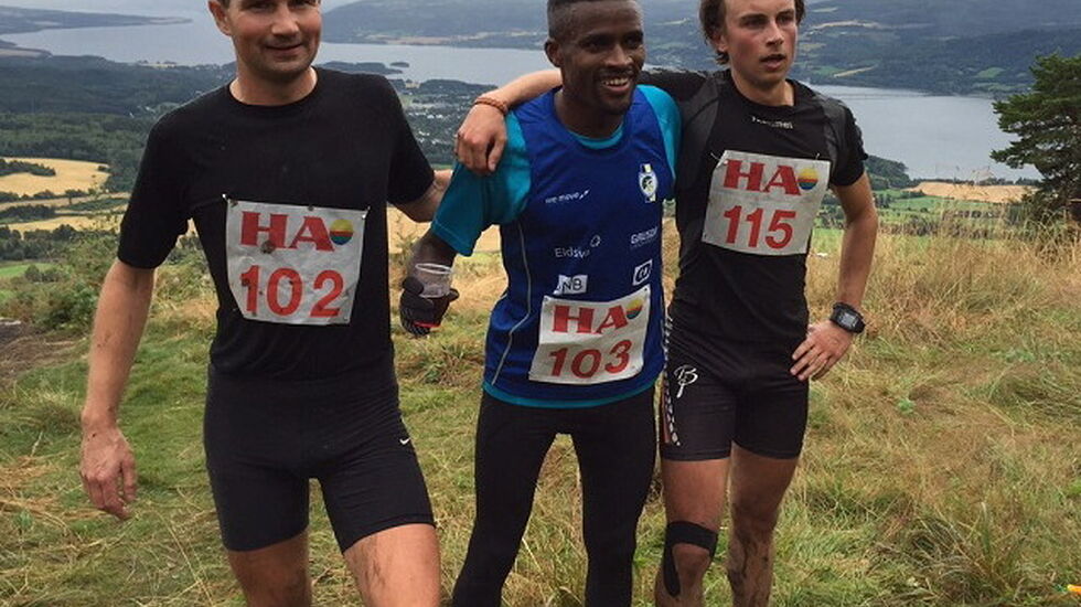 Tre på topp på Lundehøgda (fra v.): Per Christian Lysaker Torgersrud, Gishe Abdi Wako og Anders Kampenhøy. (Foto: Steinar Sulheim)