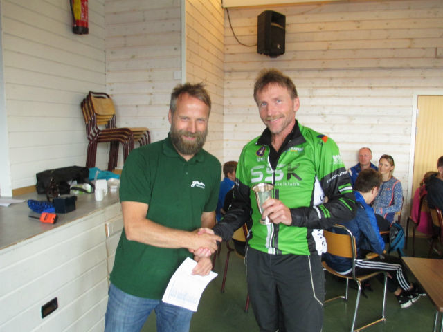 Torstein Tvinnereim gratulerer sykkelvinnaren Henry Hammersland.