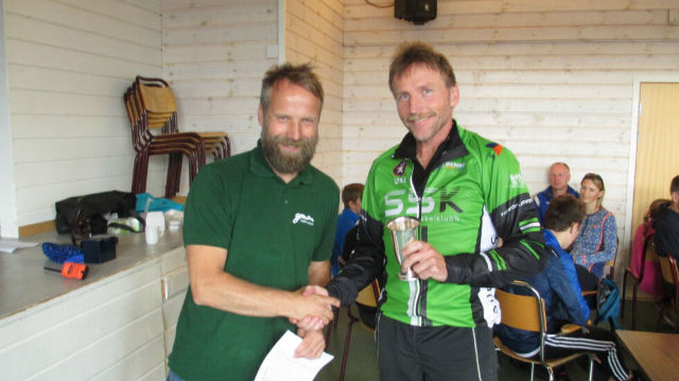 Torstein Tvinnereim gratulerer sykkelvinnaren Henry Hammersland.