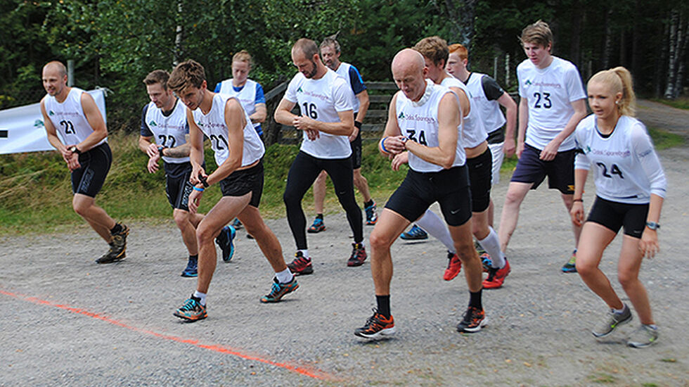 Fra starten av lang løype med 12 løpere på plass. (Arrangørfoto)