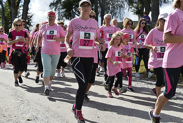 Rundt 200 kvinner i alle aldre løp, jogget og gikk til inntekt for kreftsaken. (Alle foto: Bjørn Johannessen)