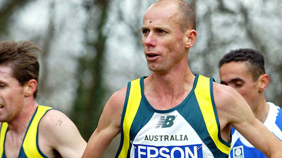 Om man har høye ambisjoner og ønsker framgang kommer man ikke utenom intervalltrening. Det vet australske Steve Moneghetti som i 1997 tok VM-bronse på maraton. Her løper han VM terrengløp i Brüssel 2004, i en alder av 42 år. (Foto: Mark Shearman)