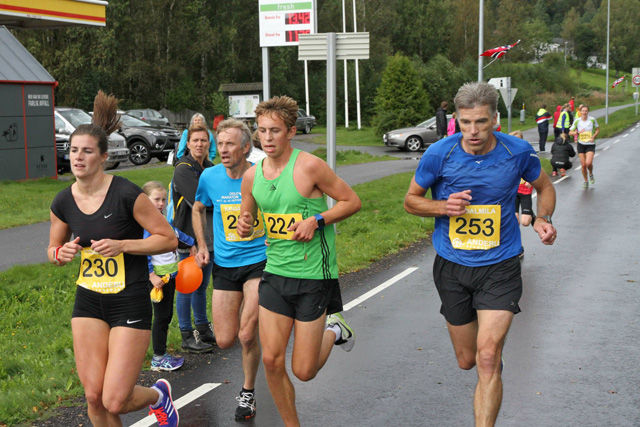 Ingebrg Dahl i tet på 5km, mens søster Ida Marie skimtes like bak. Foto: Arrangøren