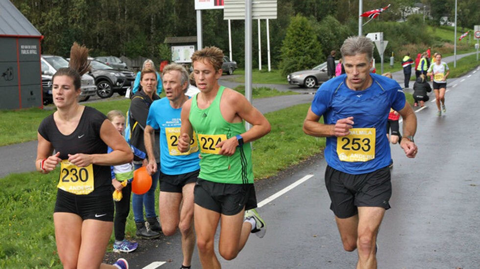 Ingebrg Dahl i tet på 5km, mens søster Ida Marie skimtes like bak. Foto: Arrangøren