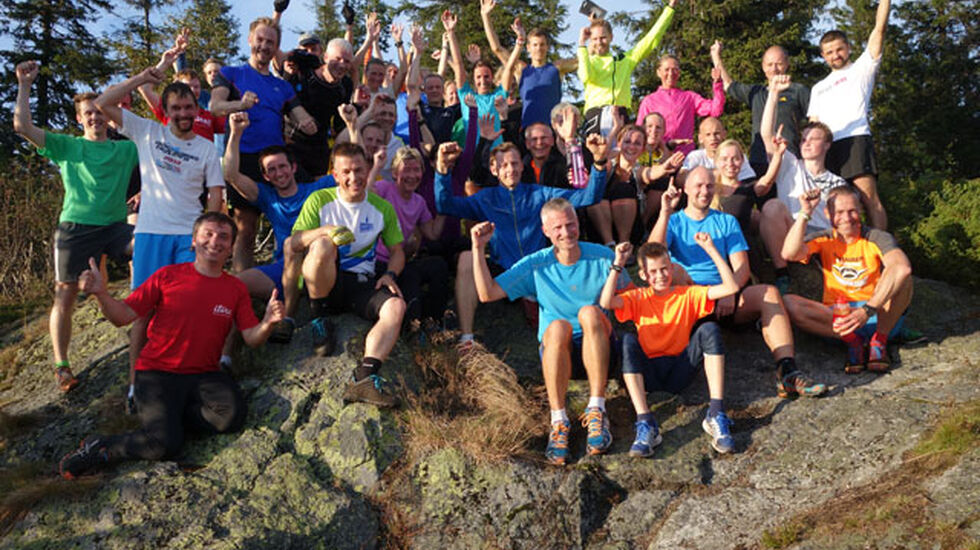 Løperne samlet for det klassiske lagbildet og trekning av syv  gavekort fra løplabbet  a kr. 500. Foto: Heming Leira 