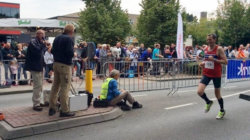 Jarle Risa går i mål som beste norske løper (foto: Sharon Broadwell).