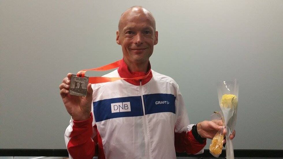 Erik Bergersen var raskest i vinterkarusellen i Kristiansand. På bildet ser vi Erik med sølv fra VM 100 km M45 tidligere i år.