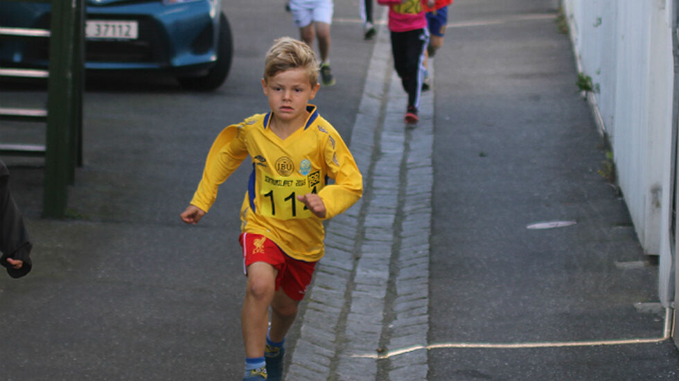Emrik Andersen i fint driv i barneløpet langs de trange bygater i Egersund. Foto: Lise Bentsen.