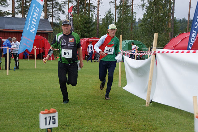 Ole Hans Øie, Løten OL (69) og Kjell Gjersdal, Stavanger Orienteringsklubb (388) vinner av H85 mot mål. (Foto: Stein Arne Negård)