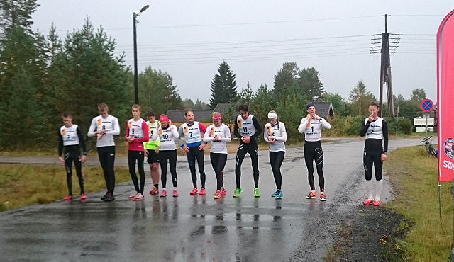 11 løpere klare til start på Strandsletta  tirsdag kveld. (Foto: Helge Sveen)