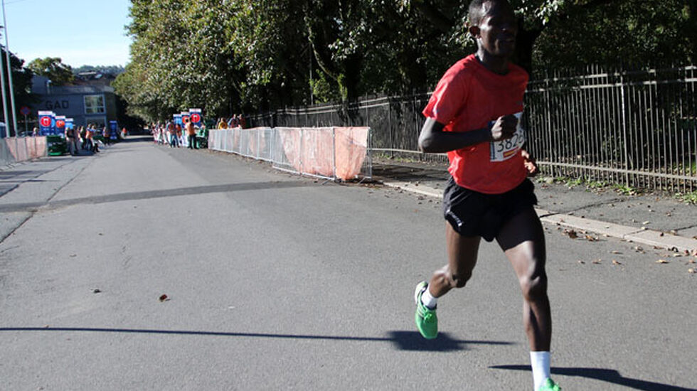 Utenfor Botanisk Hage i Oslo Maraton 2015, løypas høyeste punkt. Vinneren Taye Tirfea er i klar tet etter 16 km. Foto: Heming Leira