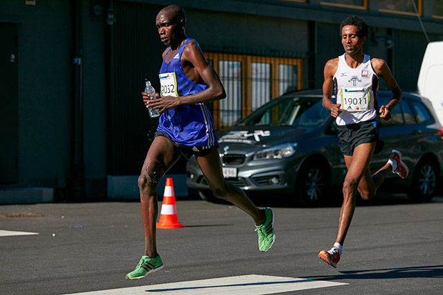 Bonface Kirui vinner Halvmaraton  på 1.03.24 foran  Obimichael Fissehatsion som løp på 1.04.25  Foto: Stian S. Møller