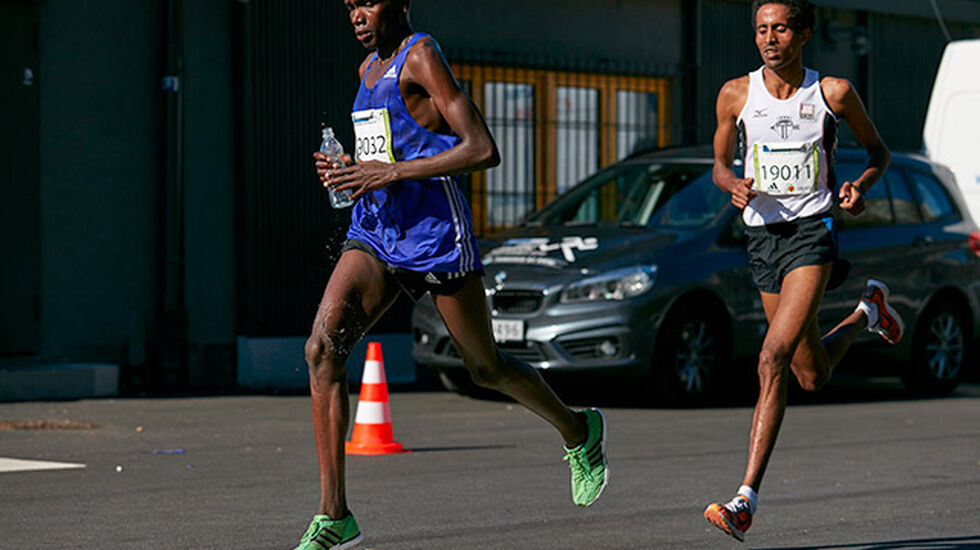 Bonface Kirui vinner Halvmaraton  på 1.03.24 foran  Obimichael Fissehatsion som løp på 1.04.25  Foto: Stian S. Møller