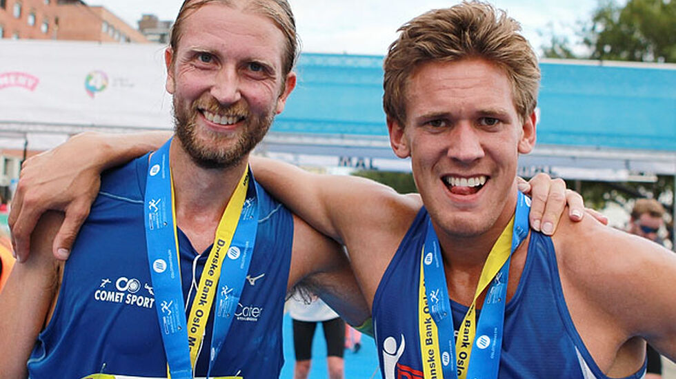 Vinner og nr.2 totalt, Sebastian Håkansson og Gjermund Sørstad etter 1o kilometeren er unnagjort. Sebastian klarer knapt å stå oppreist, men gjør sitt beste for fotografen. Foto: Kjell Vigestad