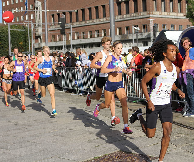 Stian Bekkevoll og Karoline Bjerkeli Grøvdal er i tet allerede etter 250 meters løping. (Foto: Runar Gilberg)