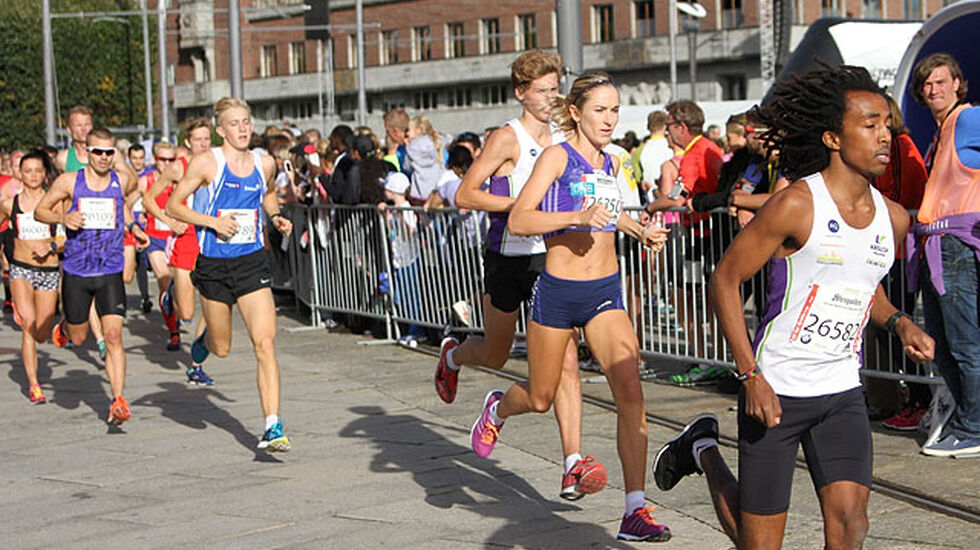 Stian Bekkevoll og Karoline Bjerkeli Grøvdal er i tet allerede etter 250 meters løping. (Foto: Runar Gilberg)