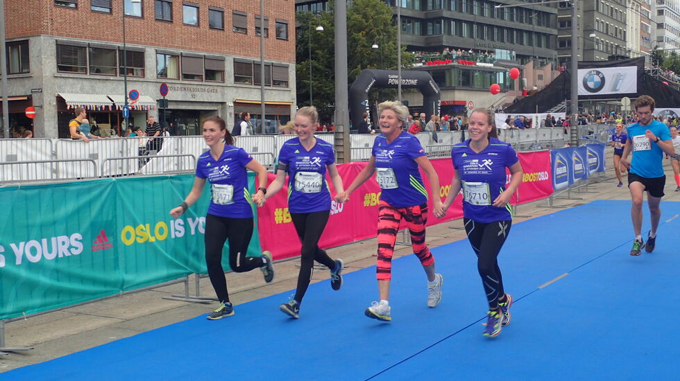 Løpeglede under målgang halvmaraton.