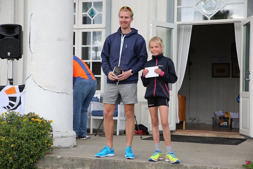 Eirik Kurland Olsen og Malin Hoelsveen vant årets løp opp Rognstadkollen (arrangørfoto).