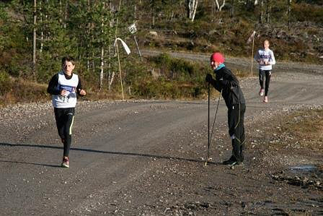 Ragnhild Bolstad heier fram sine rekrutter i motbakkeløpet Digeråsen Opp. (Foto: Åslia Skilag)