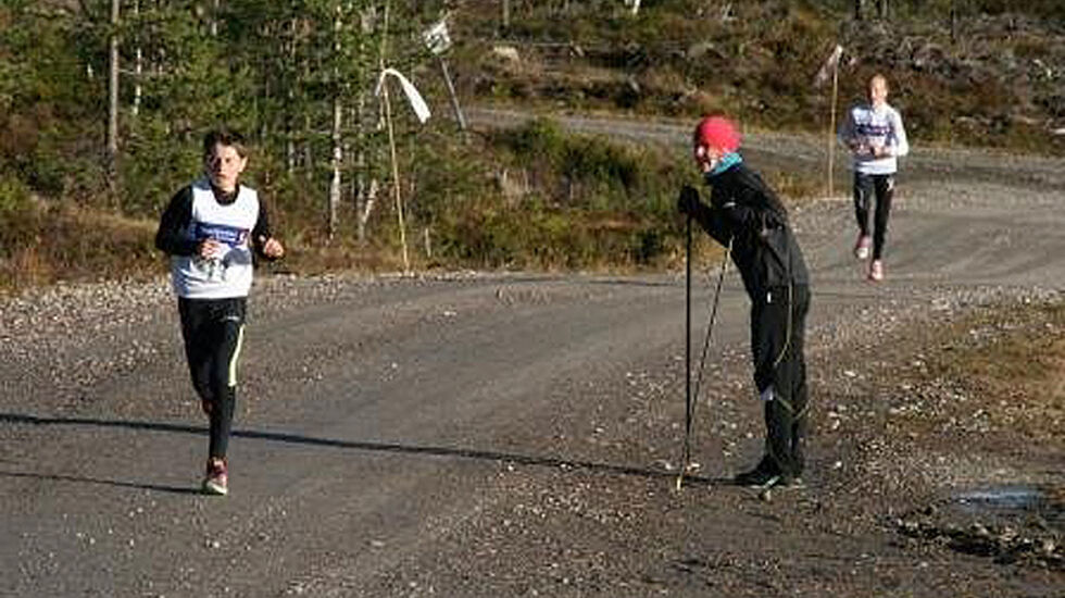 Ragnhild Bolstad heier fram sine rekrutter i motbakkeløpet Digeråsen Opp. (Foto: Åslia Skilag)
