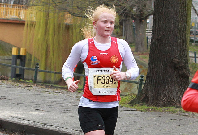 Kjersti Fresvik blir beste norske kvinne i Berlin halvmaraton 29.mars med tiden 1.22.46 Foto: Kjell Vigestad