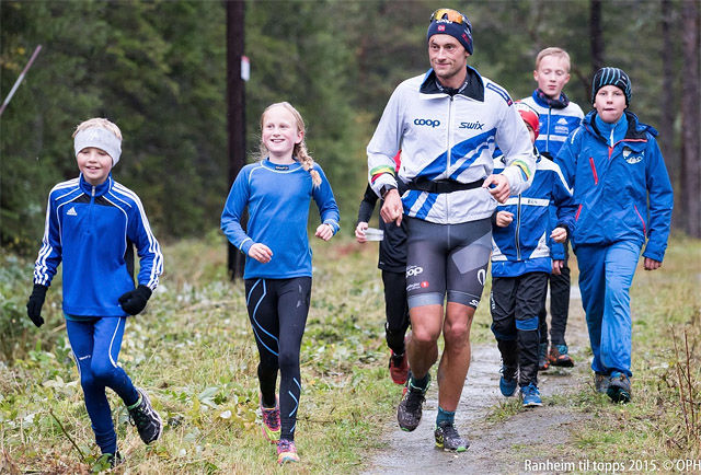 De unge ser ut til å sette stor pris på å kunne jogge ned sammen med Petter Northug. (Foto: Ole-Petter Holmvassdal)