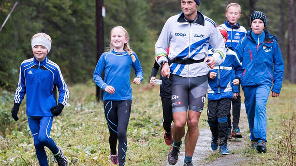 De unge ser ut til å sette stor pris på å kunne jogge ned sammen med Petter Northug. (Foto: Ole-Petter Holmvassdal)