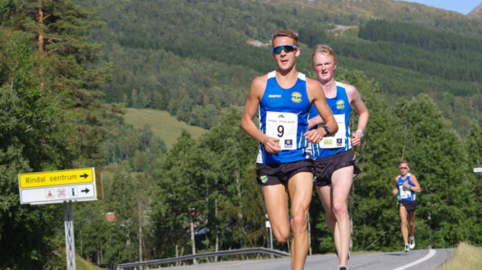 Etter 7 km har Trond Ørjan Eide og Mats Bjørgum fått ei luke til Lars Bendic Eide.  Foto: Gunnar Bureid