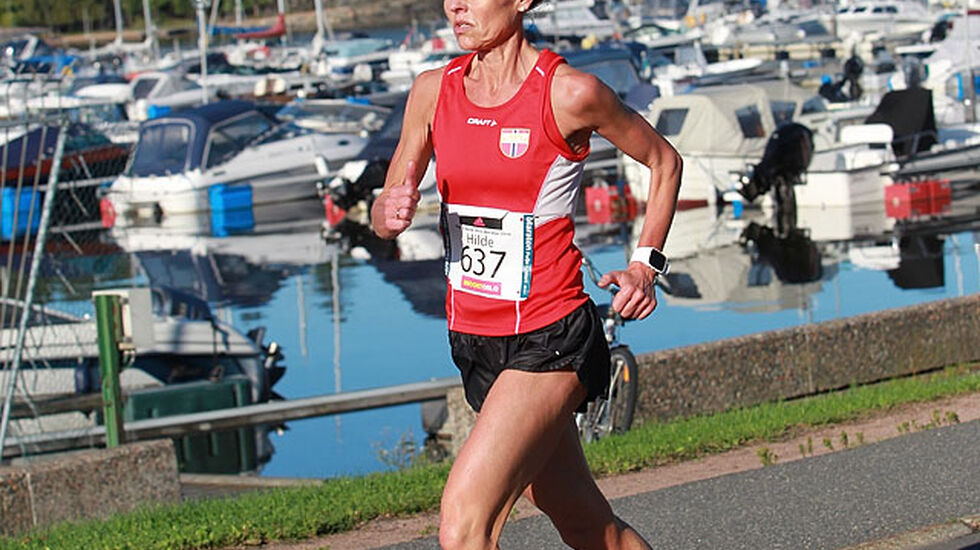 Beste dame: Etter at tidene er regnet om med hjelp av veterantabellene ble Hilde Solland Plassen fra Haugesund beste dame i Oslo Maraton. Her er hun fotografert etter 6 km og ligger foran fortsholderne for 3 timer i sluttid. (Foto: Kjell Vigestad)
