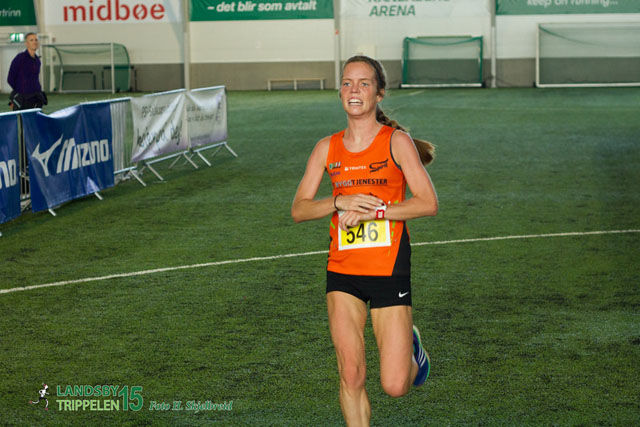 Elise Selvikvåg Molvik kuttet over 90 sekunder på årsbeste på 10 km da hun vant på 35.52 i Landsbyløpet. Foto: Arrangøren