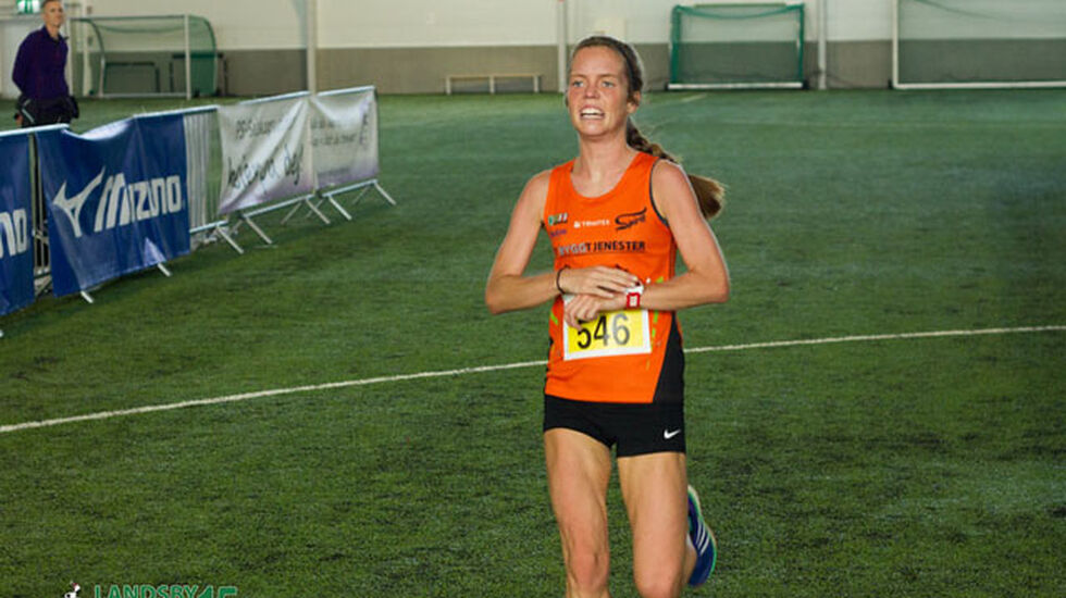 Elise Selvikvåg Molvik kuttet over 90 sekunder på årsbeste på 10 km da hun vant på 35.52 i Landsbyløpet. Foto: Arrangøren
