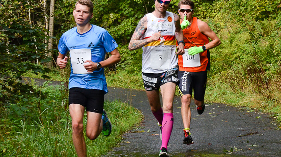 I ingressbildet ser vi trioen ved 4 km som samlet seg i vennskaplig transport allerede fra de første kilometrene. Håvard Austevoll bakerst ser ut til å ha ett og to kort i ermet. Tar han en Northug? Foran ligger Erlend Nymark og Bjørn Tore Kronen Taranger.