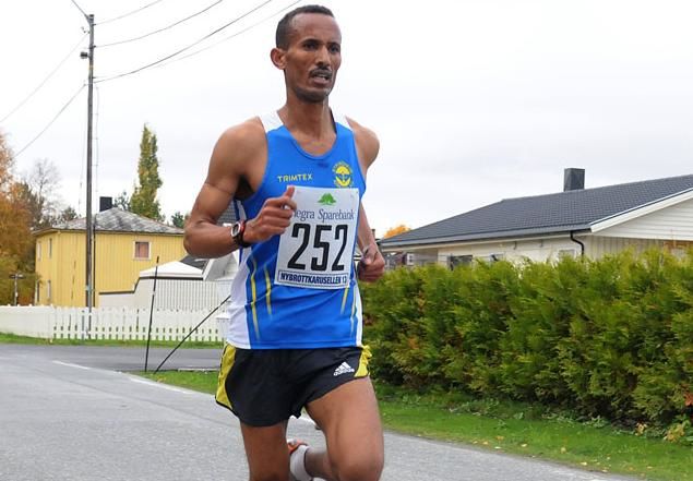 Ebrahaim Abduraziz  på veg til seier i avslutninsgløpet i Nybrottskarusellen i 2013 (Foro: Arne Brunes)