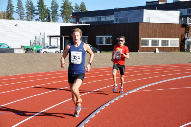 Tore Stafset (bak) avgjorde det første Østlendingenløpet på den nye friidrettsbanen i Elverum lørdag foran Trym Hals Gurigard. (Foto: Heidi Fjellet Kristiansen) 