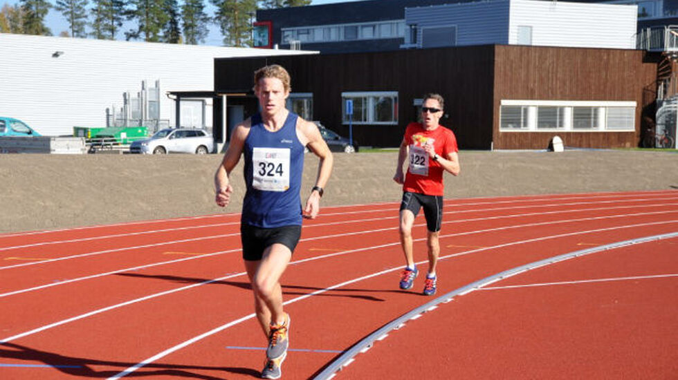 Tore Stafset (bak) avgjorde det første Østlendingenløpet på den nye friidrettsbanen i Elverum lørdag foran Trym Hals Gurigard. (Foto: Heidi Fjellet Kristiansen) 