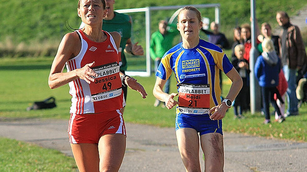 Jessica Gunnarsson fra SK Vidar og Heidi Dietrichson Pharo fra Bøler IF Friidrett i en tøff duell om seieren i kvinneklasse på 9,6 km. Jessica holdt unna og vant på tiden 37:22, bare et lite sekund foran Heidi på tiden 37:23.Foto: Lasse Wilhelmsen