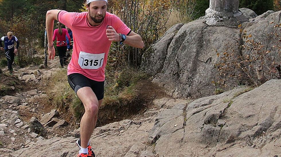 Sindre Buraas med ny seier i Ivar Formos Minneløp. Her er han iferd med å vinne spurtprisen opp til Vettakollen med Joar Thele, LYN Ski hakk i hæl.  Foto: Heming Leira