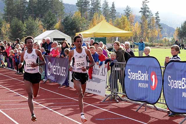 Okubamichael Fissehatsion og Awet Kibrab løper likt over mål på 10 km