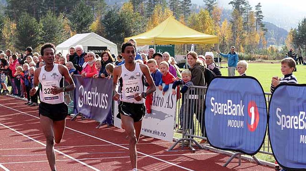 Okubamichael Fissehatsion og Awet Kibrab løper likt over mål på 10 km