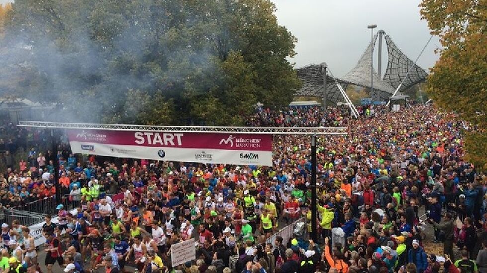 Fra Coubertinplassen og starten av det 30. München Marathon som gikk i kjølig høstvær med ca 9 grader (Facebook/Arrangørfoto).