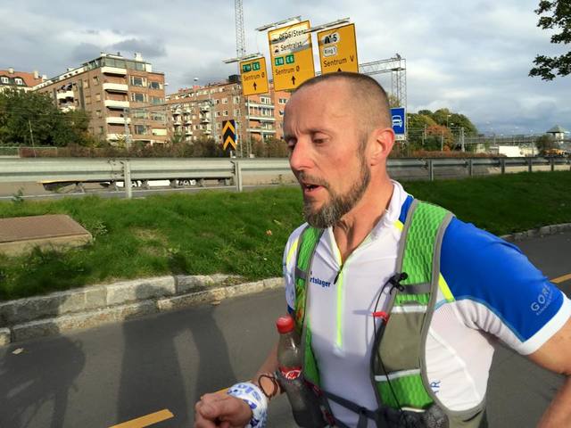 Frode Lein halvveis på Oslofjorden Rundt 2015. Han var en av de tre deltagerne som deltok i NRKs serie om Ultraløperne - tre episoder om forberedelsene til  og gjennomføringen av løpet. Nå blir det i alle fall en ny episode av løpet. (Foto: Tomas Pinås)
