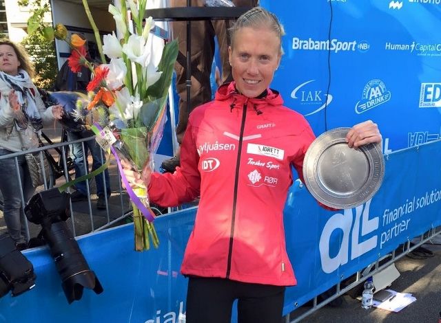 Marthe med blomster og premie etter andreplassen på maraton (bilde lånt fra Marthes Facebookside).