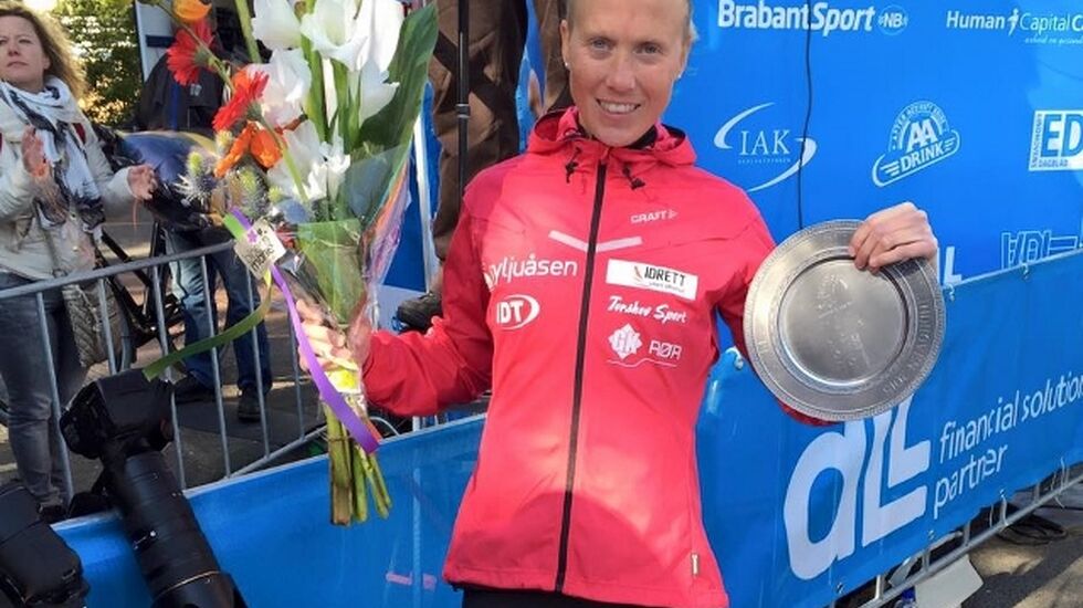 Marthe med blomster og premie etter andreplassen på maraton (bilde lånt fra Marthes Facebookside).
