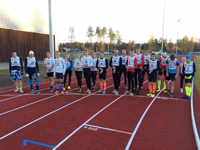 20 løpere presterte først i sju og en halv runde på tartanen på Terningmoen før de gikk rett inn til Erlend Slokviks foredrag om prestasjonskosthold (Foto: Ulf Erik Strand)