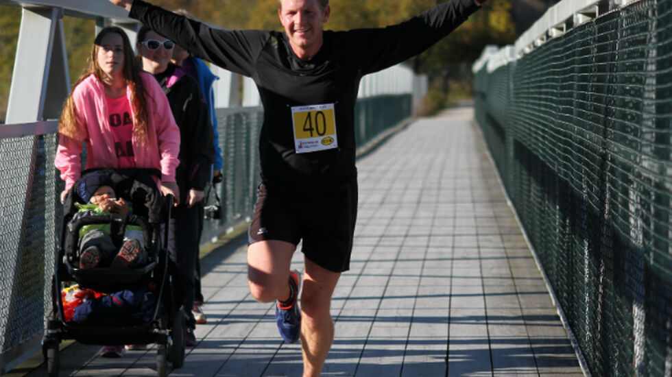 Per Sigurd Bethuelsen viser stor idrettsglede en snau kilometer før mål. Foto: Julie Hansen.