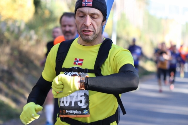 Hytteplanmila har fartsholdere for de fleste nivåer, med puljer fra 40 til 80 minutter. Her er en av fjorårets fartsholdere, Hans Edgard Rakeie (foto: Olav Engen).