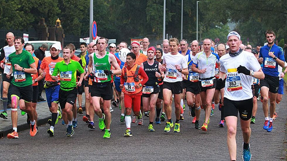 3-timersgruppa i årets Amsterdam Marathon med en vinner av New York Marathon som fartsholder, German Silva med oranje vest. Foto: Kjell Vigestad