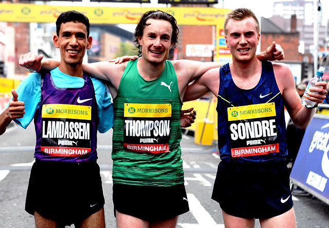 Det var to meget habile løpere - Ayad Lamdassem og Chris Thompson - som Sondre Nordstad Moen løp omtrent likt med i Great Birmingham Halvmaraton. (Foto: Mark Shearman) 